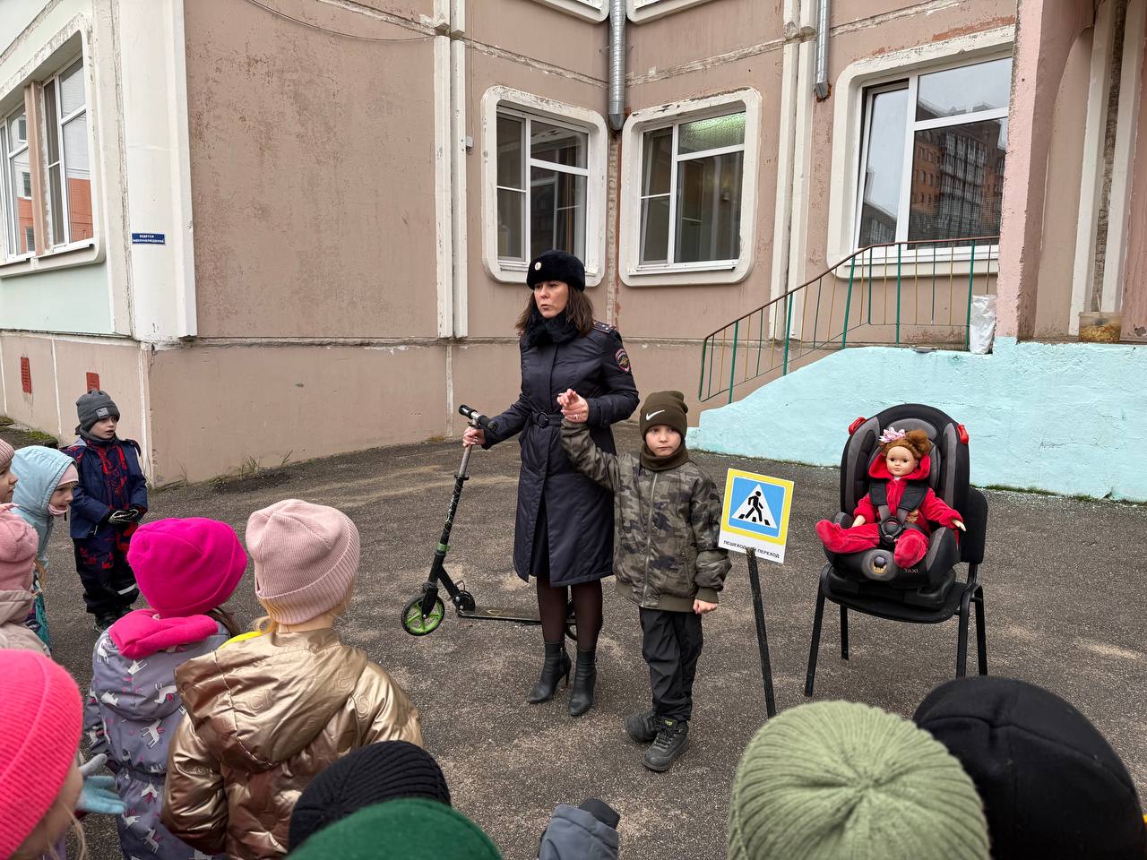 Сотрудники тверской Госавтоинспекции провели с малышами из 1 корпуса детского сада №161 занятие «Я соблюдаю ПДД» Сотрудники тверской Госавтоинспекции провели с малышами из 1 корпуса детского сада №161 занятие «Я соблюдаю ПДД»
