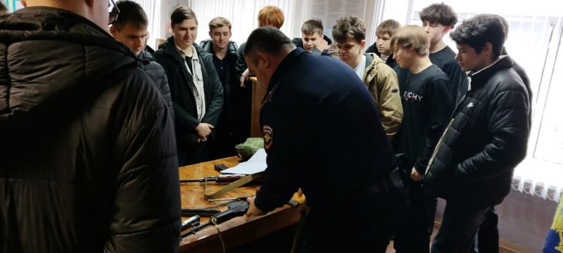 В Бежецке полицейские и общественники провели встречу со школьниками В Бежецке полицейские и общественники провели встречу со школьниками