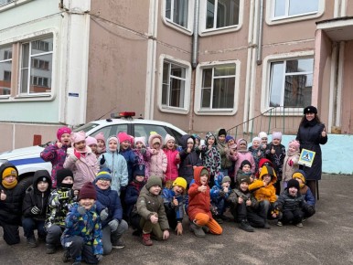 Сотрудники тверской Госавтоинспекции провели с малышами из 1 корпуса детского сада №161 занятие «Я соблюдаю ПДД»