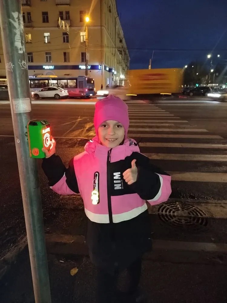 Учащиеся тверских школ присоединились к #ЧелленджЗасветись и показали, что стать заметными для водителей очень легко Учащиеся тверских школ присоединились к #ЧелленджЗасветись и показали, что стать заметными для водителей очень легко