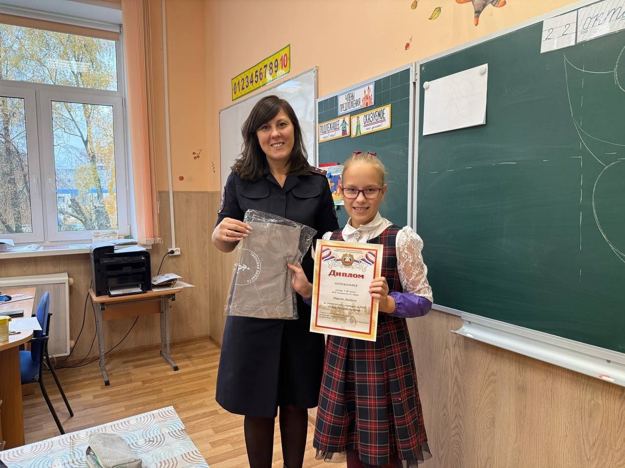 Учащиеся Гимназии №10 города Твери сделали выставку фоторабот и рисунков по ПДД «Безопасность – это важно» Учащиеся Гимназии №10 города Твери сделали выставку фоторабот и рисунков по ПДД «Безопасность – это важно»