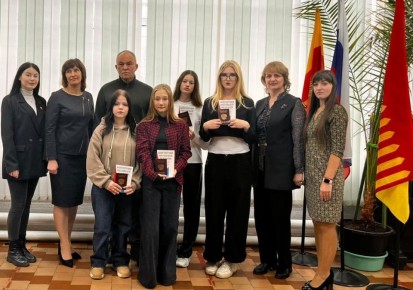 Останется в памяти: будущим избирателям вручены паспорта граждан России