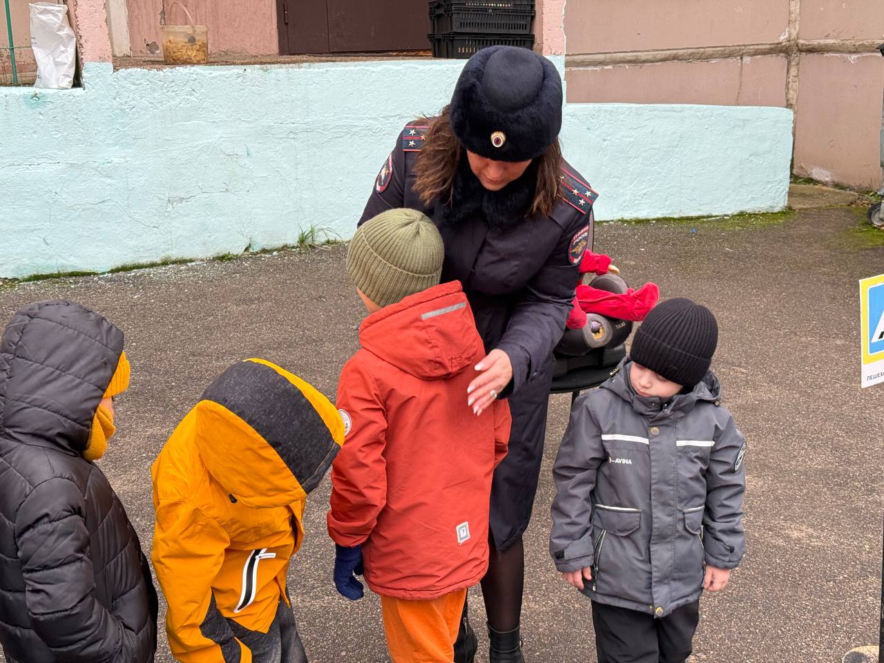 Сотрудники тверской Госавтоинспекции провели с малышами из 1 корпуса детского сада №161 занятие «Я соблюдаю ПДД» Сотрудники тверской Госавтоинспекции провели с малышами из 1 корпуса детского сада №161 занятие «Я соблюдаю ПДД»