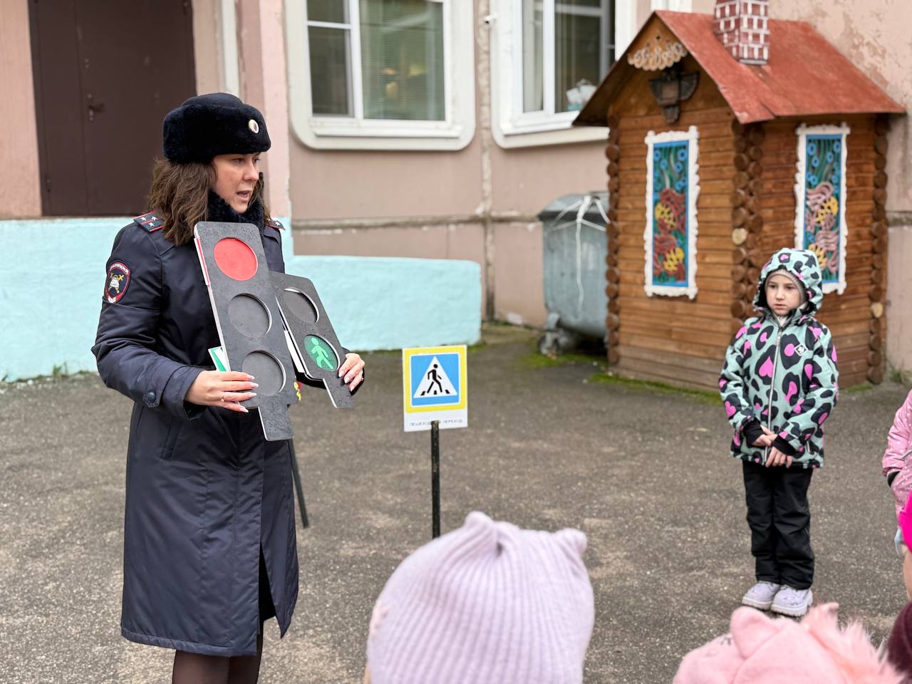 Сотрудники тверской Госавтоинспекции провели с малышами из 1 корпуса детского сада №161 занятие «Я соблюдаю ПДД» Сотрудники тверской Госавтоинспекции провели с малышами из 1 корпуса детского сада №161 занятие «Я соблюдаю ПДД»