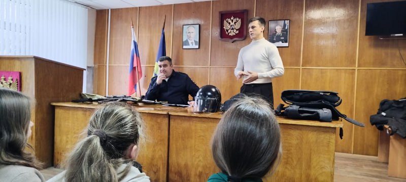 В Бежецке полицейские и общественники провели встречу со школьниками В Бежецке полицейские и общественники провели встречу со школьниками