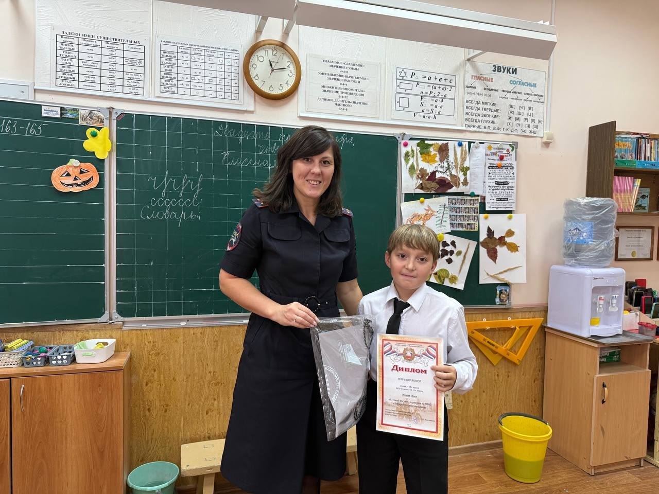 Учащиеся Гимназии №10 города Твери сделали выставку фоторабот и рисунков по ПДД «Безопасность – это важно» Учащиеся Гимназии №10 города Твери сделали выставку фоторабот и рисунков по ПДД «Безопасность – это важно»