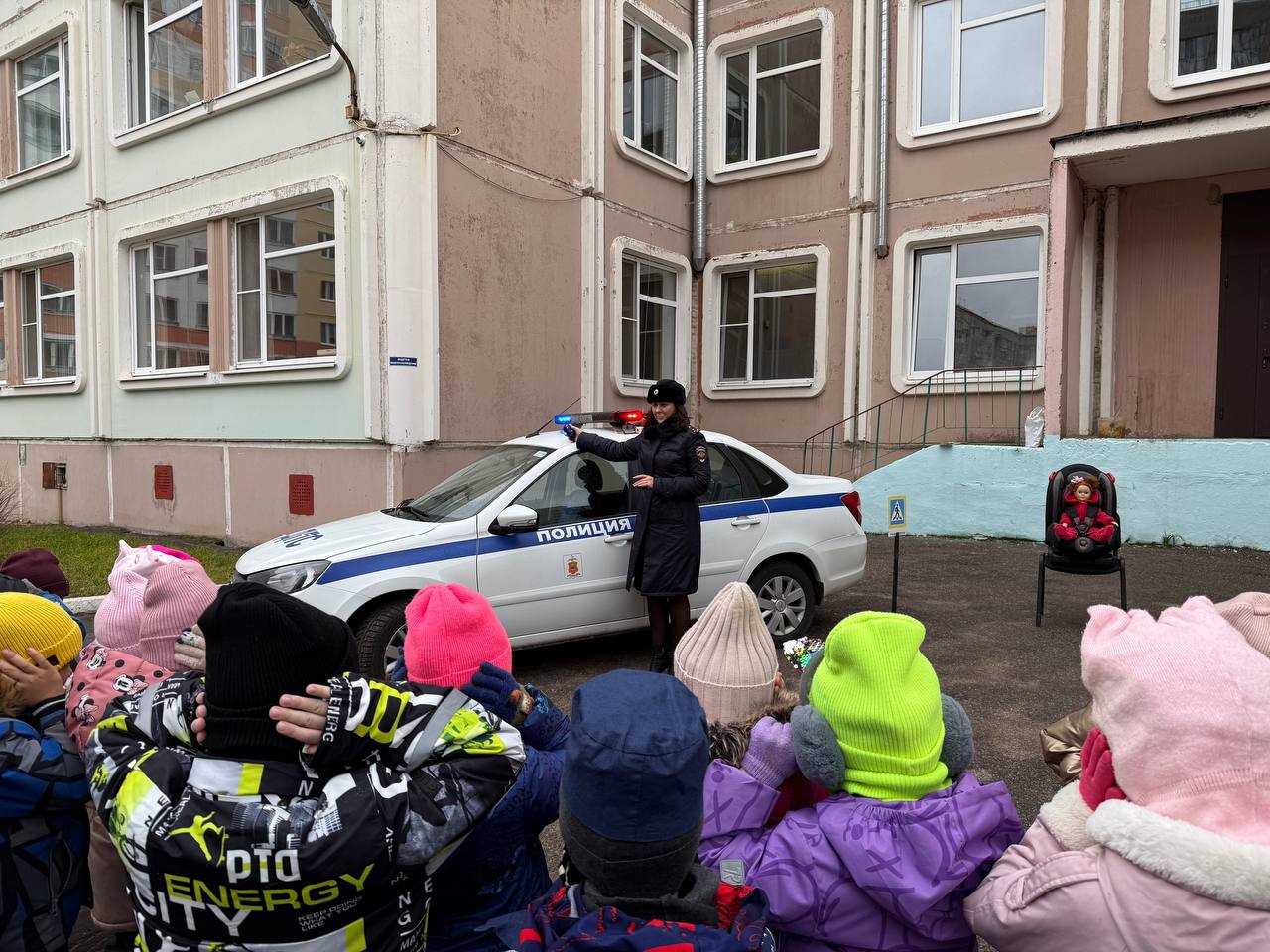 Сотрудники тверской Госавтоинспекции провели с малышами из 1 корпуса детского сада №161 занятие «Я соблюдаю ПДД» Сотрудники тверской Госавтоинспекции провели с малышами из 1 корпуса детского сада №161 занятие «Я соблюдаю ПДД»