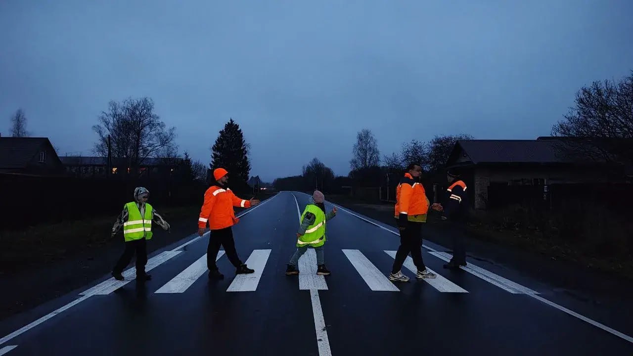 Учащиеся тверских школ присоединились к #ЧелленджЗасветись и показали, что стать заметными для водителей очень легко Учащиеся тверских школ присоединились к #ЧелленджЗасветись и показали, что стать заметными для водителей очень легко