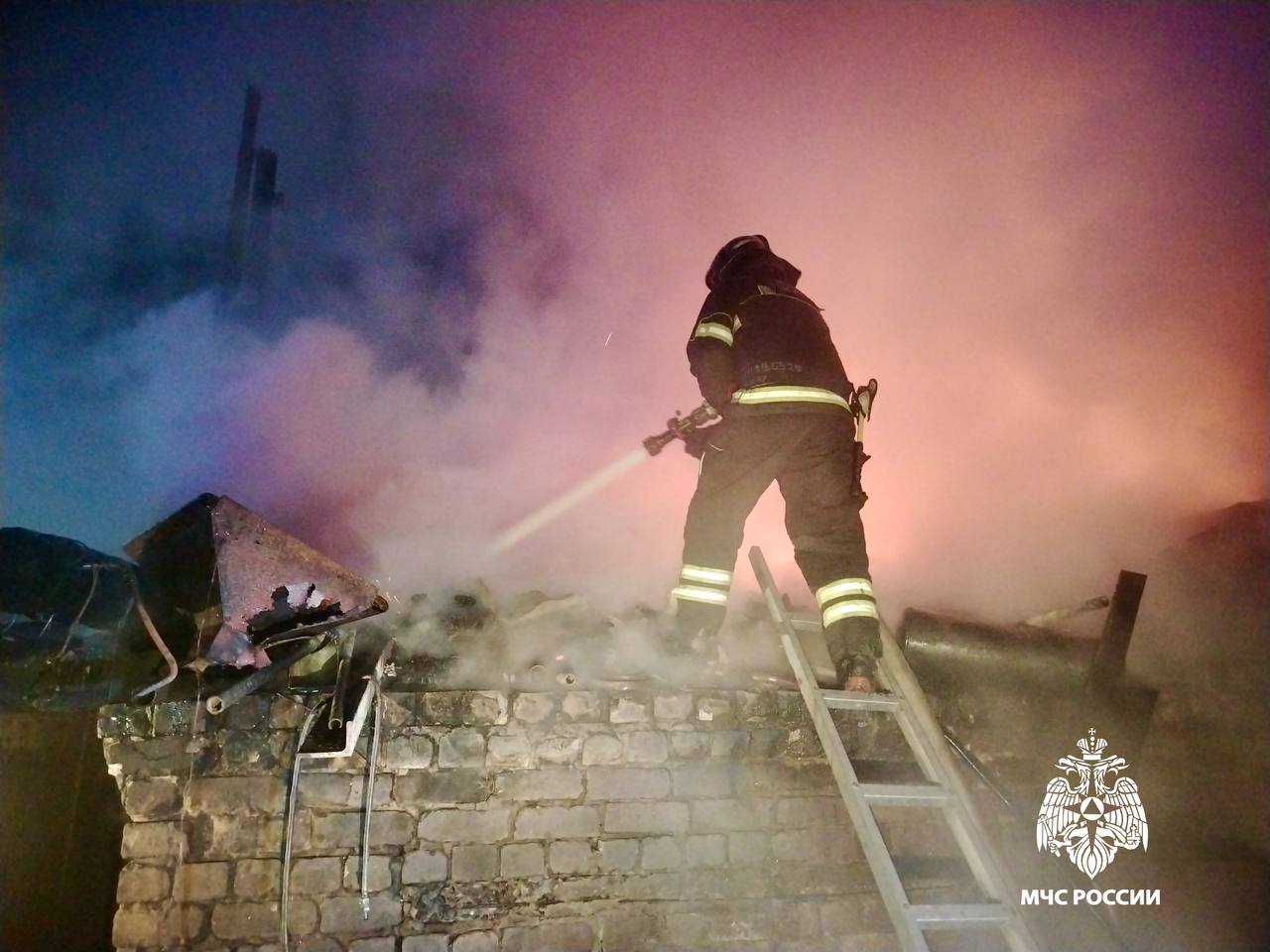 Возгорание бани. Сегодня огнеборцы пожарно-спасательных частей 72 и 1 оперативно ликвидировали пожар на Лесной улице в селе Бурашево Калининского МО. В результате происшествия строение уничтожено полностью Возгорание бани. Сегодня огнеборцы пожарно-спасательных частей 72 и 1 оперативно ликвидировали пожар на Лесной улице в селе Бурашево Калининского МО. В результате происшествия строение уничтожено полностью