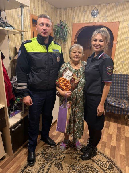 В преддверии Дня сотрудника органов внутренних дел полицейские навестили маму сотрудника, погибшего при исполнении служебных обязанностей