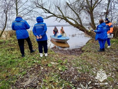 Сотрудники МЧС и спасатели извлекли тело мужчины из Волги