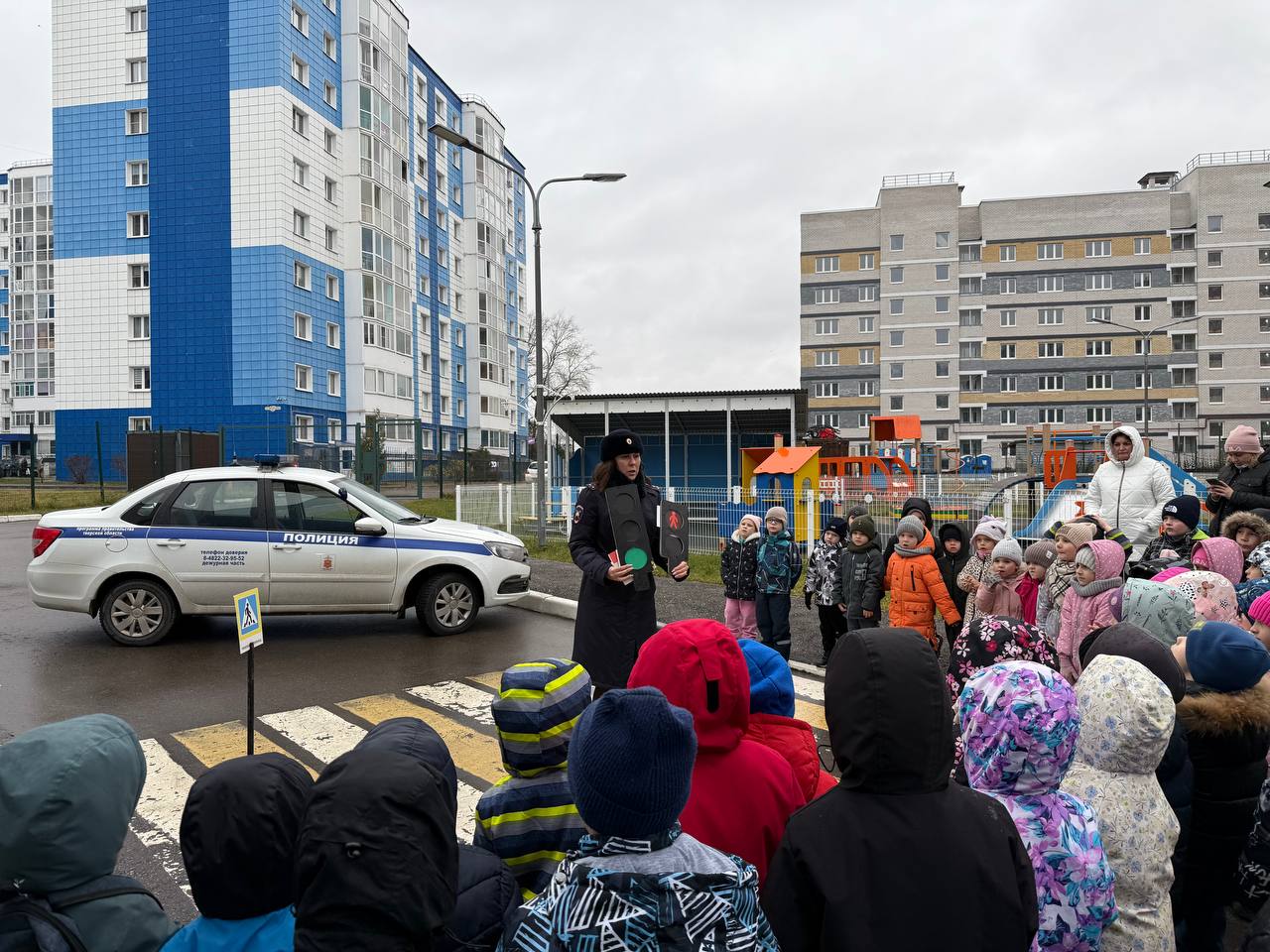 Тверские автоинспекторы пришли в гости к ребятам из 2 корпуса детского сада № 161 и провели урок безопасности Тверские автоинспекторы пришли в гости к ребятам из 2 корпуса детского сада № 161 и провели урок безопасности