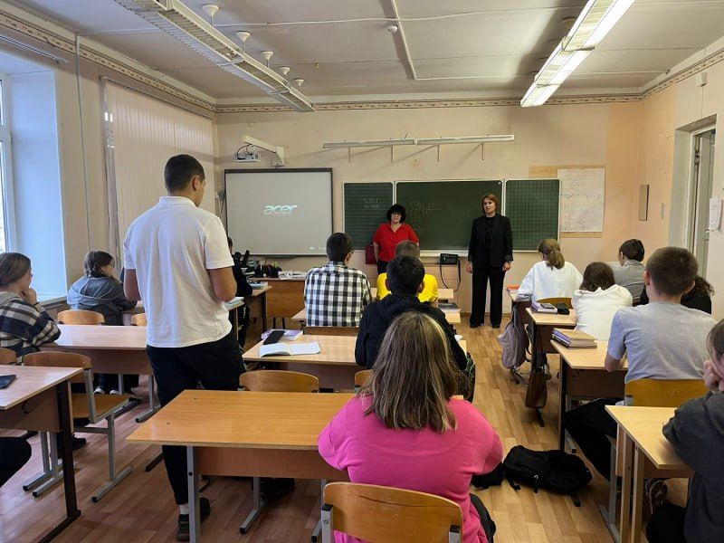 В Калининском городском округе полицейские и представители общественности провели встречу со школьниками