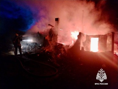 В Калининском округе огонь уничтожил баню