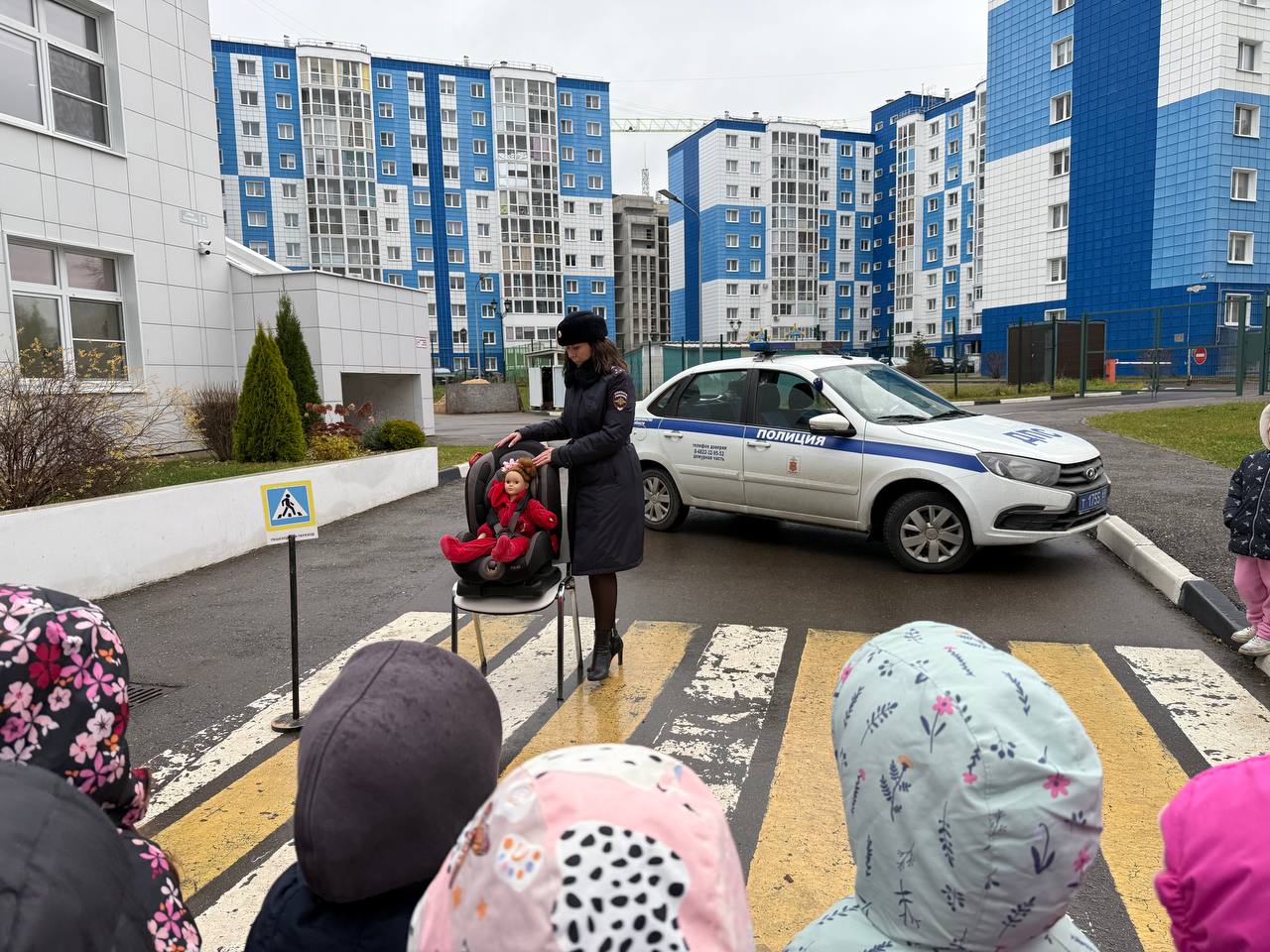 Тверские автоинспекторы пришли в гости к ребятам из 2 корпуса детского сада № 161 и провели урок безопасности Тверские автоинспекторы пришли в гости к ребятам из 2 корпуса детского сада № 161 и провели урок безопасности