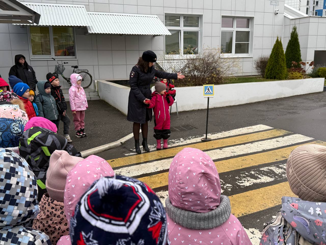 Тверские автоинспекторы пришли в гости к ребятам из 2 корпуса детского сада № 161 и провели урок безопасности Тверские автоинспекторы пришли в гости к ребятам из 2 корпуса детского сада № 161 и провели урок безопасности