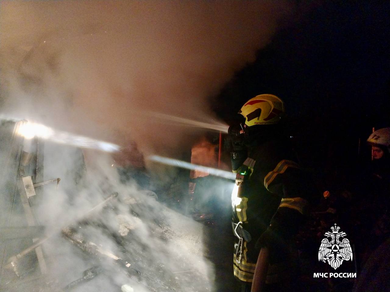 Возгорание бани. Сегодня огнеборцы пожарно-спасательных частей 72 и 1 оперативно ликвидировали пожар на Лесной улице в селе Бурашево Калининского МО. В результате происшествия строение уничтожено полностью Возгорание бани. Сегодня огнеборцы пожарно-спасательных частей 72 и 1 оперативно ликвидировали пожар на Лесной улице в селе Бурашево Калининского МО. В результате происшествия строение уничтожено полностью