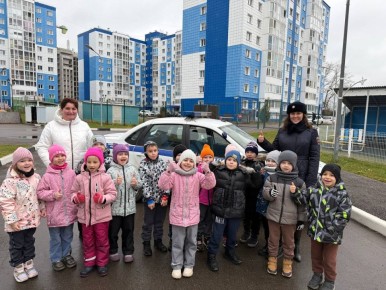 Тверские автоинспекторы пришли в гости к ребятам из 2 корпуса детского сада № 161 и провели урок безопасности