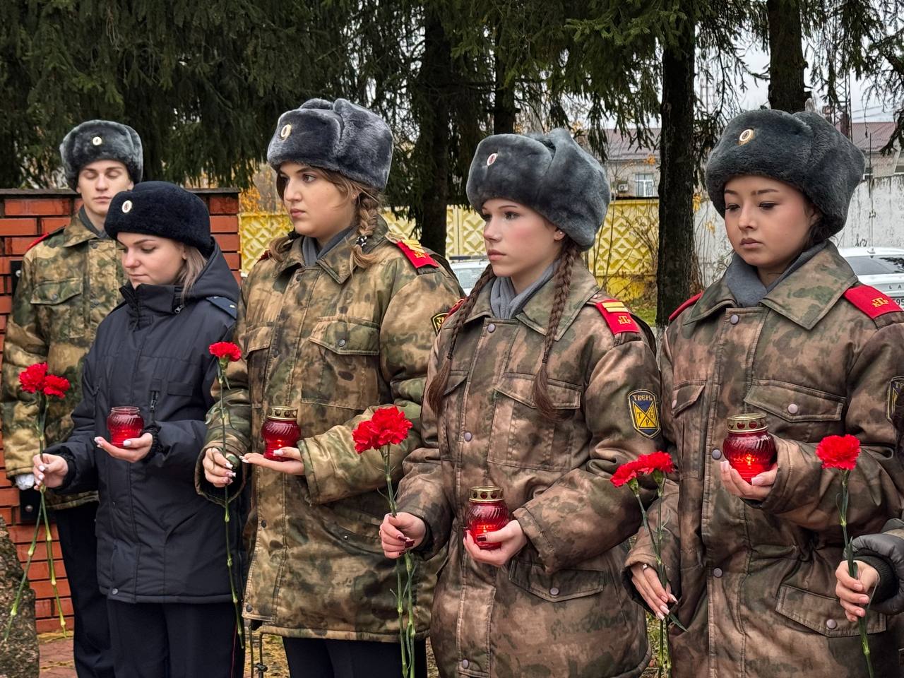 Сотрудники Госавтоинспекции и кадеты МОУ СОШ № 16 отдали дань памяти сотрудникам ДПС, погибшим при исполнении служебных обязанностей Сотрудники Госавтоинспекции и кадеты МОУ СОШ № 16 отдали дань памяти сотрудникам ДПС, погибшим при исполнении служебных обязанностей