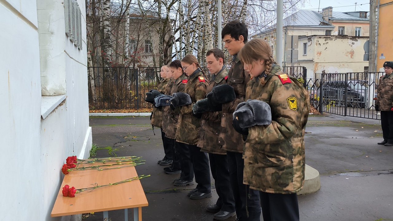 Герой не гибнет, умирая: в Твери полицейские и школьники почтили память солдат правопорядка Герой не гибнет, умирая: в Твери полицейские и школьники почтили память солдат правопорядка
