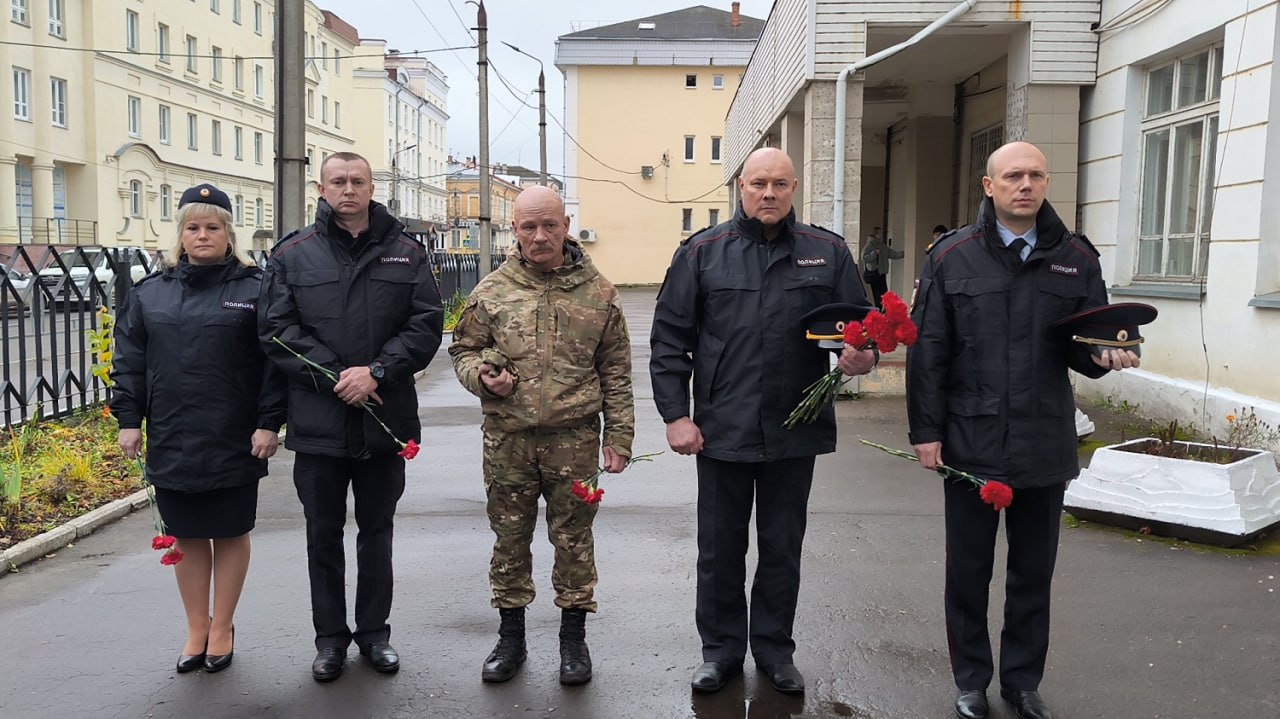 Герой не гибнет, умирая: в Твери полицейские и школьники почтили память солдат правопорядка Герой не гибнет, умирая: в Твери полицейские и школьники почтили память солдат правопорядка
