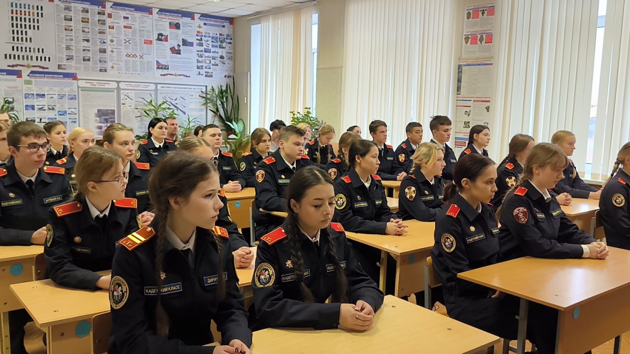 Герой не гибнет, умирая: в Твери полицейские и школьники почтили память солдат правопорядка Герой не гибнет, умирая: в Твери полицейские и школьники почтили память солдат правопорядка