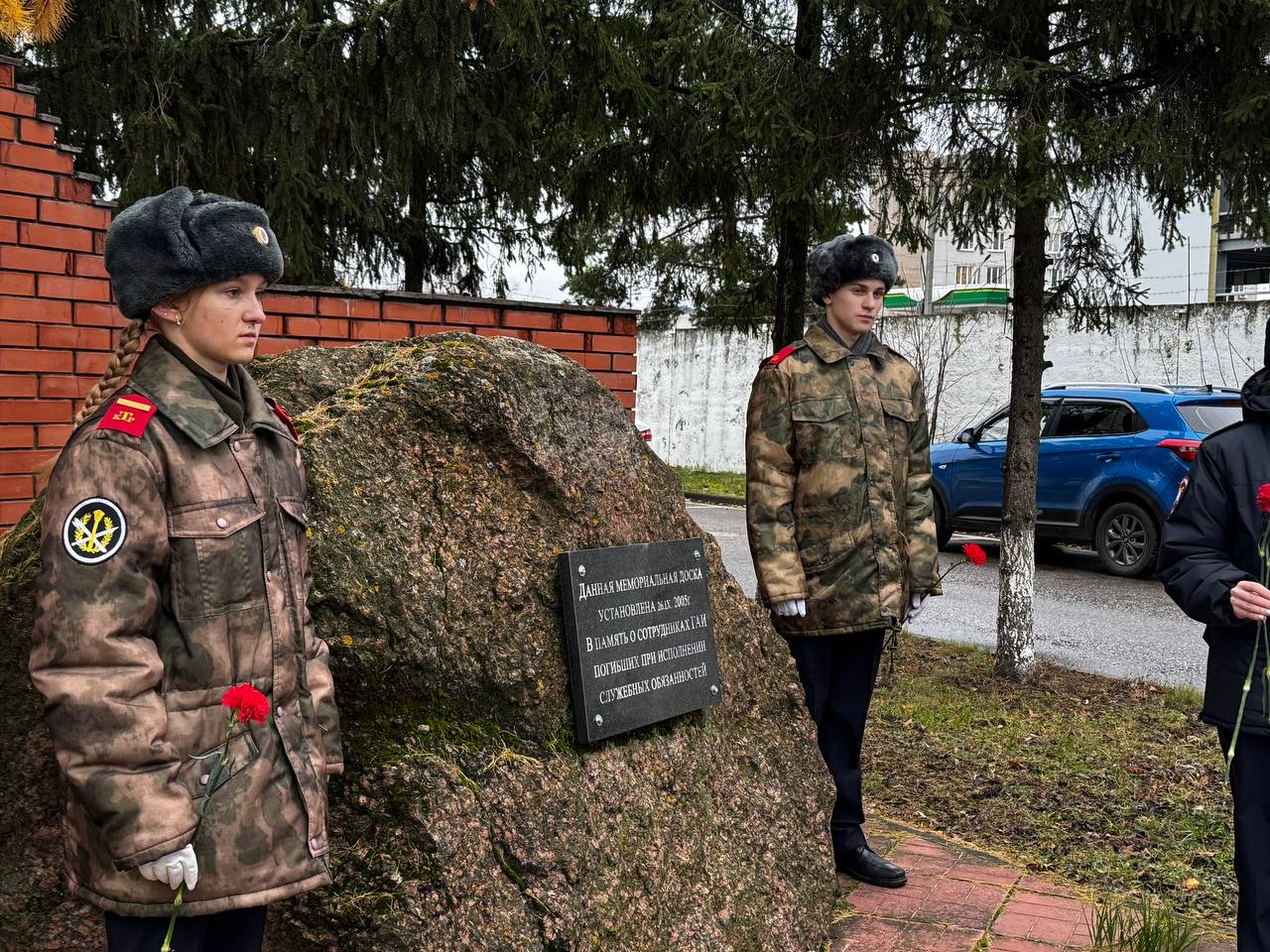 Сотрудники Госавтоинспекции и кадеты МОУ СОШ № 16 отдали дань памяти сотрудникам ДПС, погибшим при исполнении служебных обязанностей Сотрудники Госавтоинспекции и кадеты МОУ СОШ № 16 отдали дань памяти сотрудникам ДПС, погибшим при исполнении служебных обязанностей