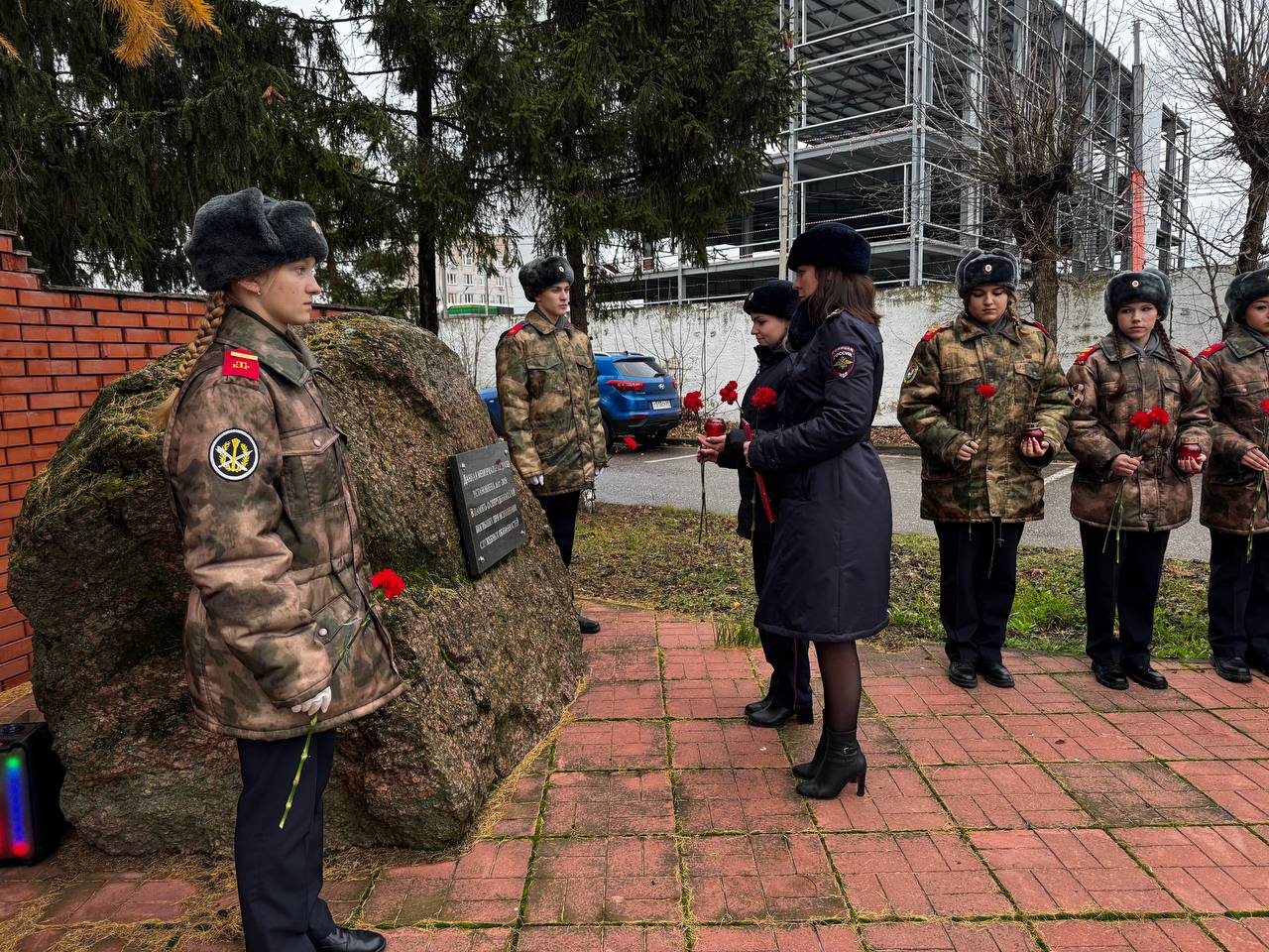 Сотрудники Госавтоинспекции и кадеты МОУ СОШ № 16 отдали дань памяти сотрудникам ДПС, погибшим при исполнении служебных обязанностей Сотрудники Госавтоинспекции и кадеты МОУ СОШ № 16 отдали дань памяти сотрудникам ДПС, погибшим при исполнении служебных обязанностей