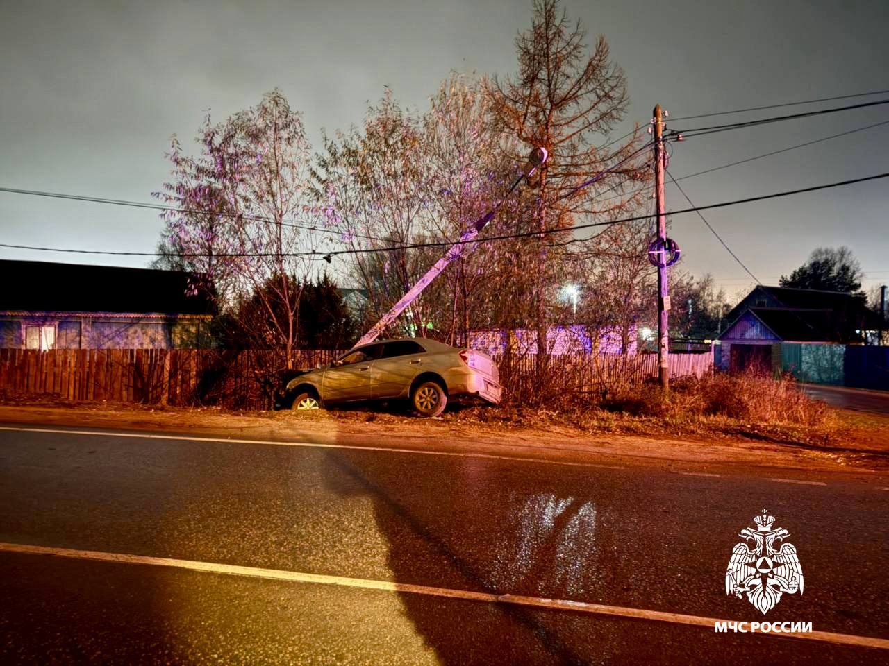 Встреча со столбом. Вчера сотрудники СПСЧ ликвидировали последствия ДТП в деревне Глазково Калининского МО, где легковой автомобиль совершил столкновение со столбом Встреча со столбом. Вчера сотрудники СПСЧ ликвидировали последствия ДТП в деревне Глазково Калининского МО, где легковой автомобиль совершил столкновение со столбом