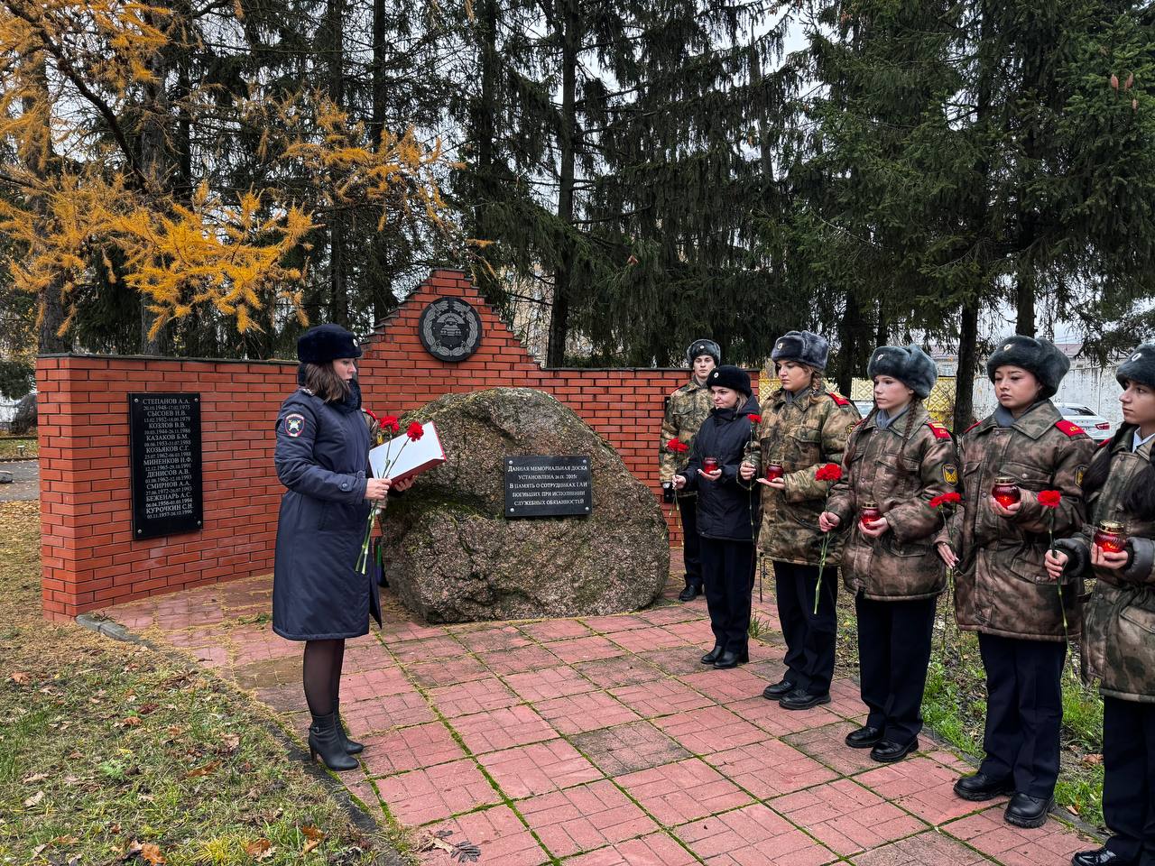 Сотрудники Госавтоинспекции и кадеты МОУ СОШ № 16 отдали дань памяти сотрудникам ДПС, погибшим при исполнении служебных обязанностей Сотрудники Госавтоинспекции и кадеты МОУ СОШ № 16 отдали дань памяти сотрудникам ДПС, погибшим при исполнении служебных обязанностей