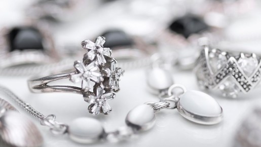 Украшения из серебра еще долго не почернеют: положите к ним одну вещицу