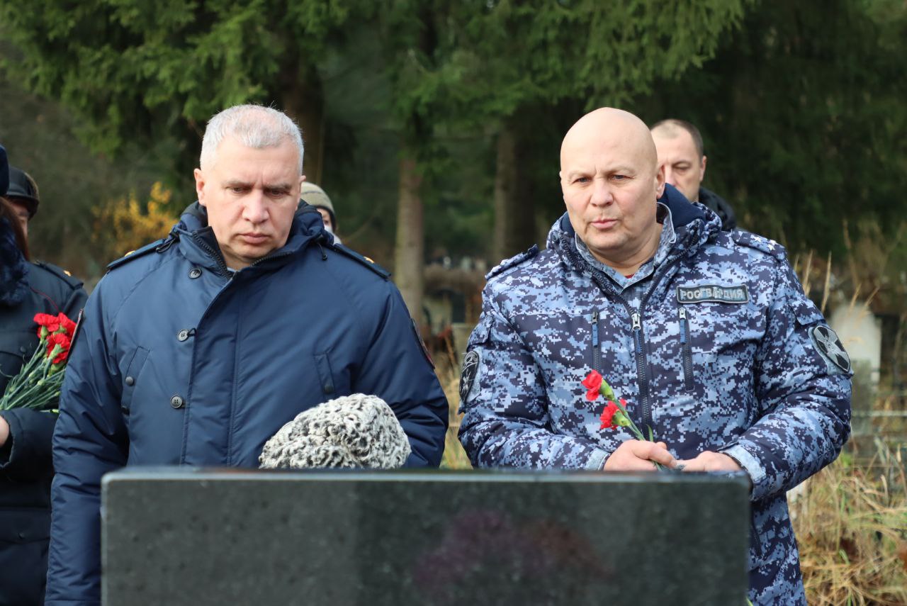 Тверские полицейские почтили память коллег, погибших при исполнении служебного долга Тверские полицейские почтили память коллег, погибших при исполнении служебного долга