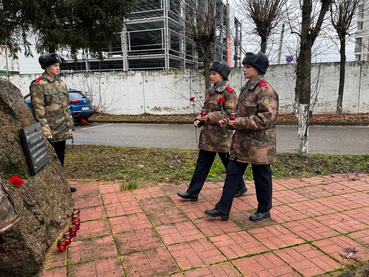 Сотрудники Госавтоинспекции и кадеты МОУ СОШ № 16 отдали дань памяти сотрудникам ДПС, погибшим при исполнении служебных обязанностей Сотрудники Госавтоинспекции и кадеты МОУ СОШ № 16 отдали дань памяти сотрудникам ДПС, погибшим при исполнении служебных обязанностей