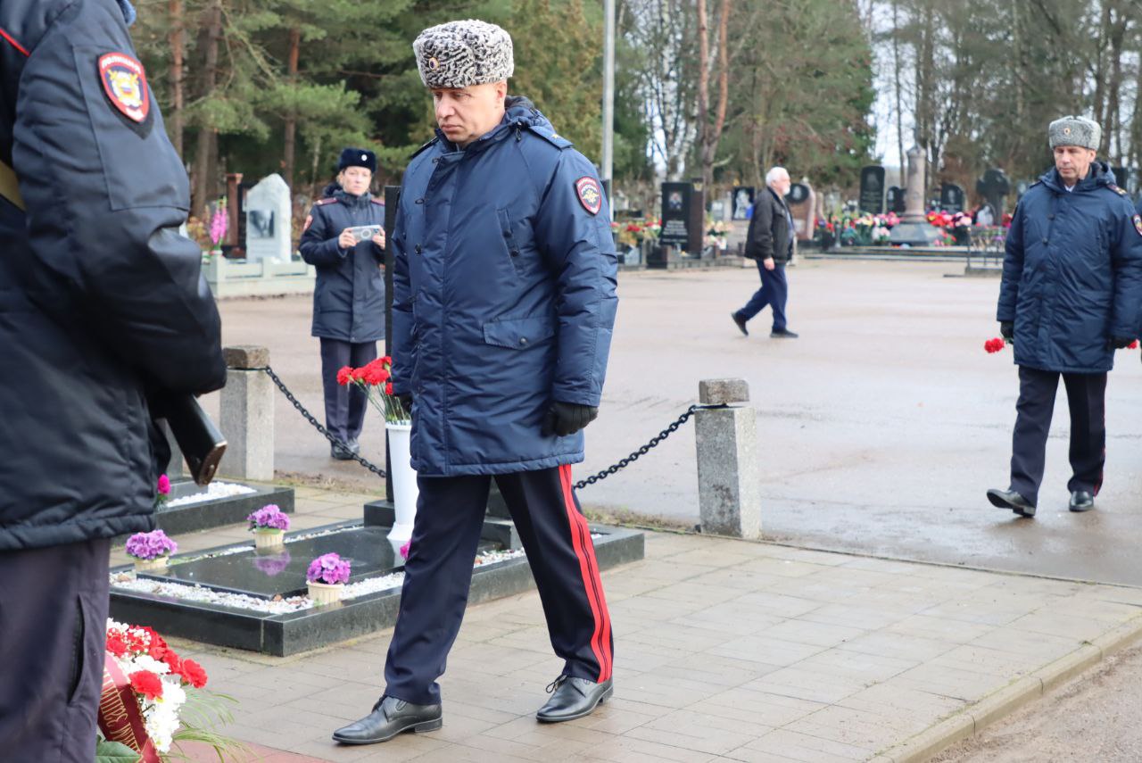 Тверские полицейские почтили память коллег, погибших при исполнении служебного долга Тверские полицейские почтили память коллег, погибших при исполнении служебного долга