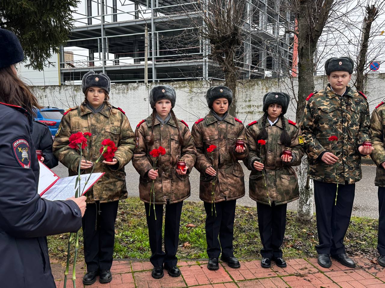 Сотрудники Госавтоинспекции и кадеты МОУ СОШ № 16 отдали дань памяти сотрудникам ДПС, погибшим при исполнении служебных обязанностей Сотрудники Госавтоинспекции и кадеты МОУ СОШ № 16 отдали дань памяти сотрудникам ДПС, погибшим при исполнении служебных обязанностей