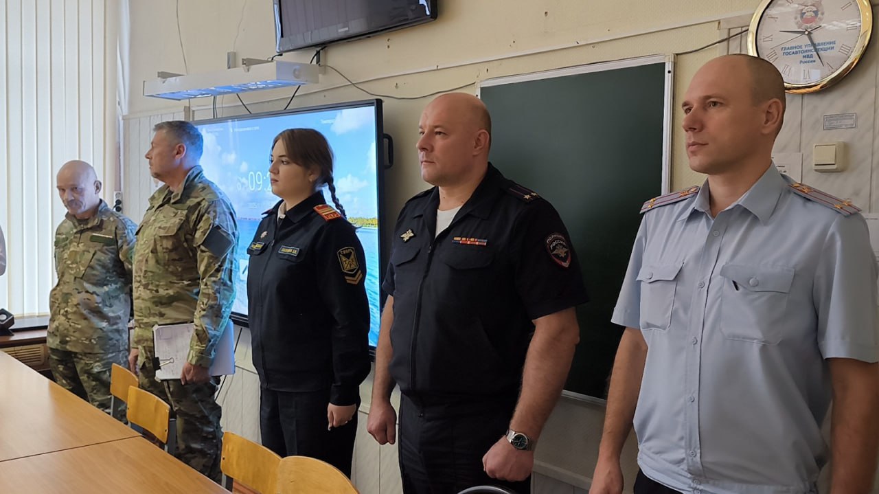 Герой не гибнет, умирая: в Твери полицейские и школьники почтили память солдат правопорядка Герой не гибнет, умирая: в Твери полицейские и школьники почтили память солдат правопорядка