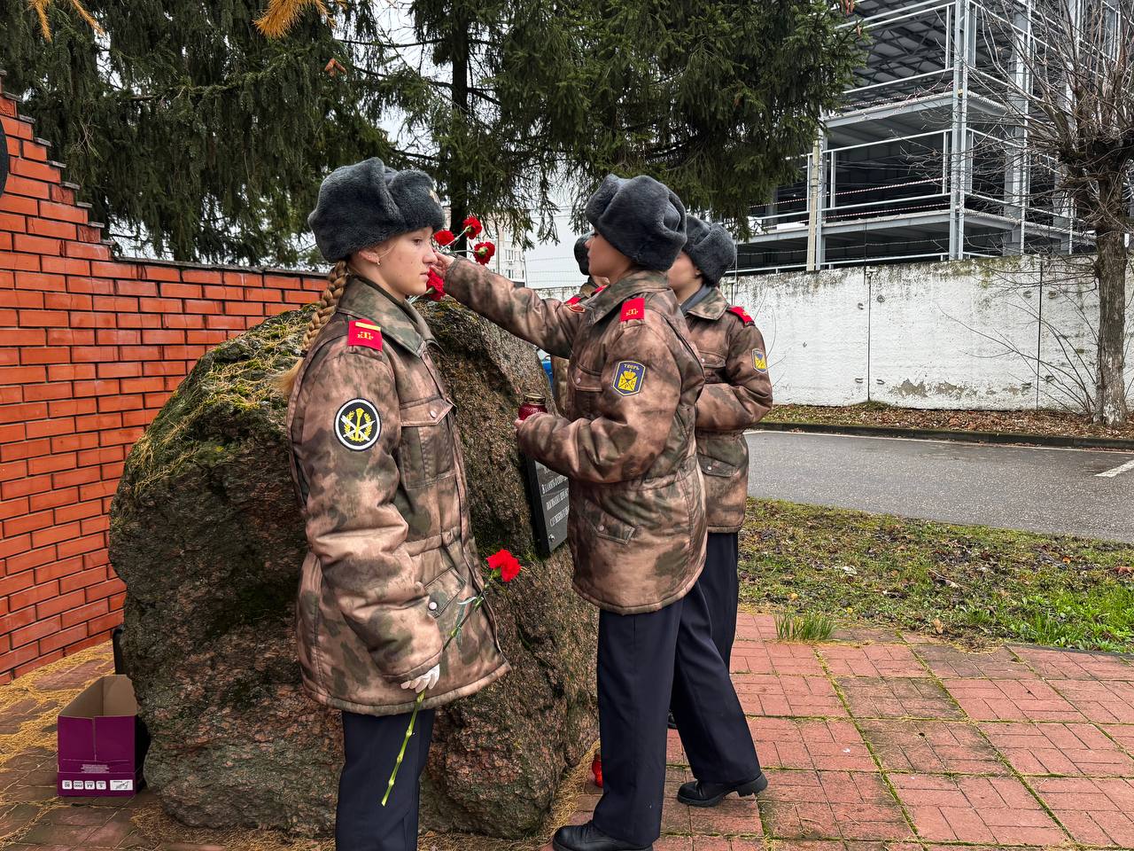 Сотрудники Госавтоинспекции и кадеты МОУ СОШ № 16 отдали дань памяти сотрудникам ДПС, погибшим при исполнении служебных обязанностей Сотрудники Госавтоинспекции и кадеты МОУ СОШ № 16 отдали дань памяти сотрудникам ДПС, погибшим при исполнении служебных обязанностей