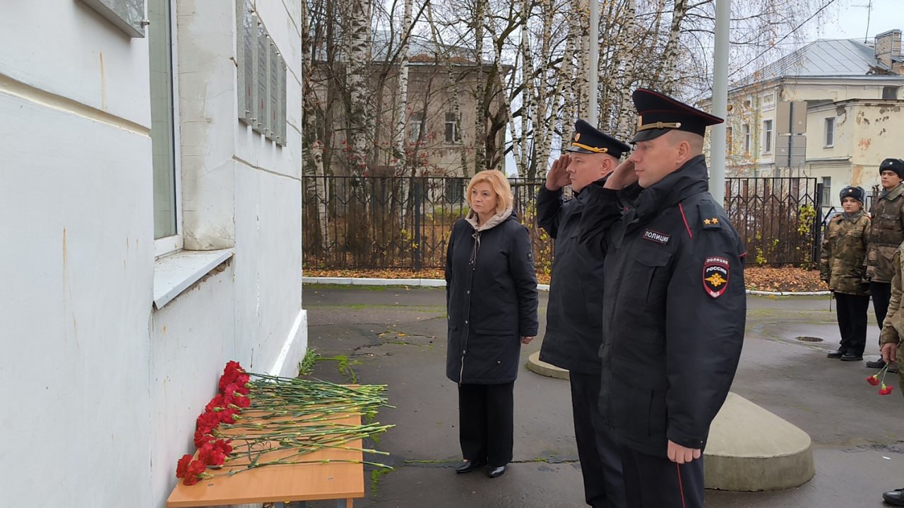 Герой не гибнет, умирая: в Твери полицейские и школьники почтили память солдат правопорядка Герой не гибнет, умирая: в Твери полицейские и школьники почтили память солдат правопорядка
