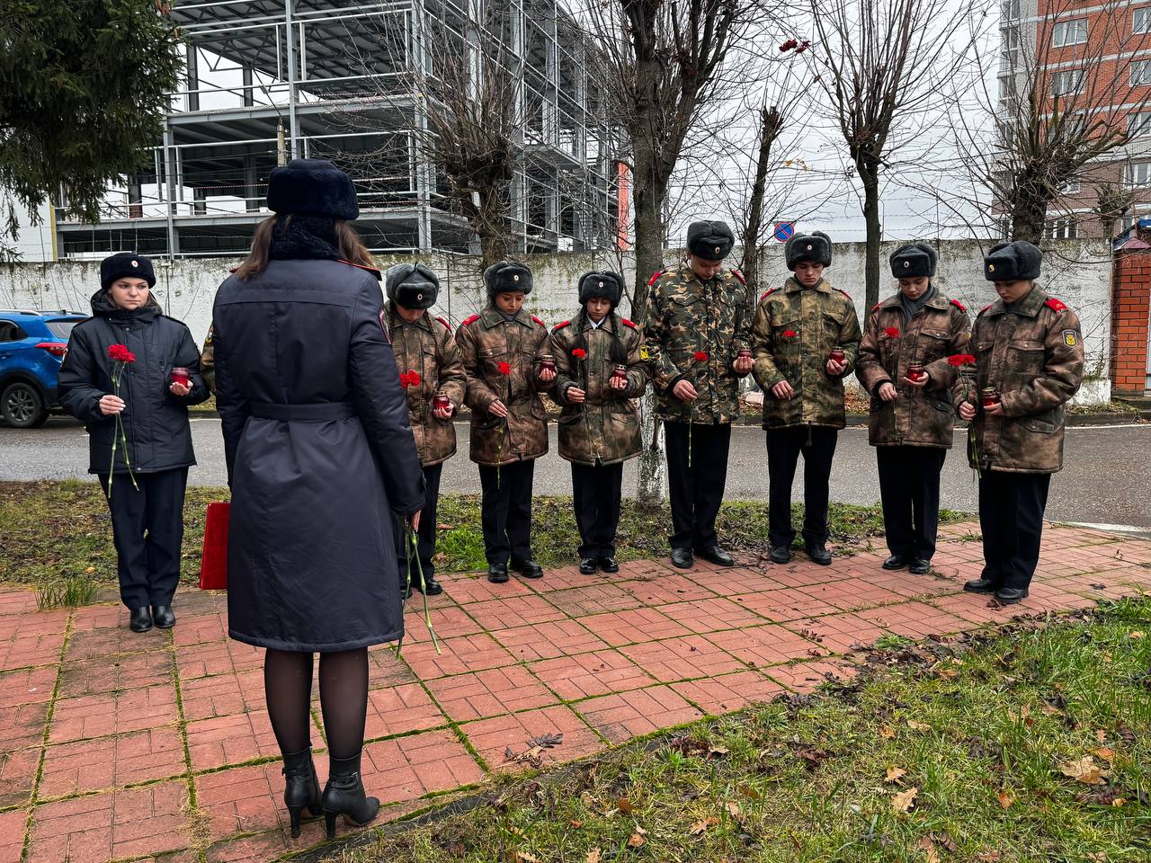 Сотрудники Госавтоинспекции и кадеты МОУ СОШ № 16 отдали дань памяти сотрудникам ДПС, погибшим при исполнении служебных обязанностей Сотрудники Госавтоинспекции и кадеты МОУ СОШ № 16 отдали дань памяти сотрудникам ДПС, погибшим при исполнении служебных обязанностей