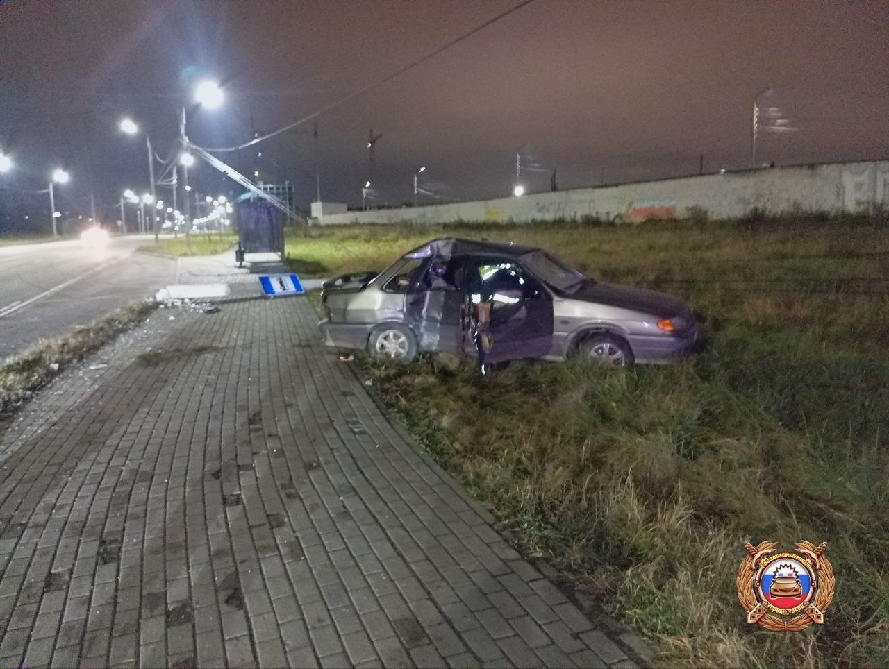 Ночью в Твери водитель ВАЗа влетел в столб и попал в реанимацию Ночью в Твери водитель ВАЗа влетел в столб и попал в реанимацию