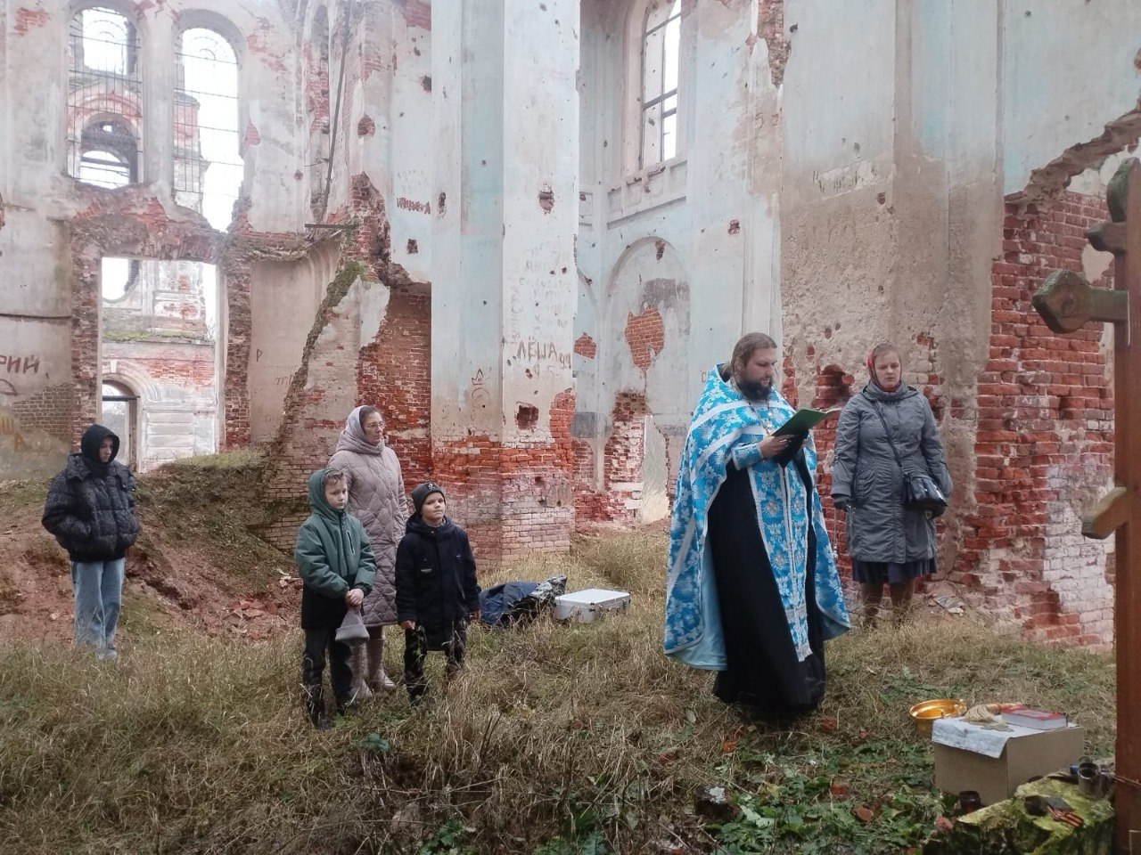 В Тверской области в полуразрушенном храме дети нашли гильзы и набедренник В Тверской области в полуразрушенном храме дети нашли гильзы и набедренник