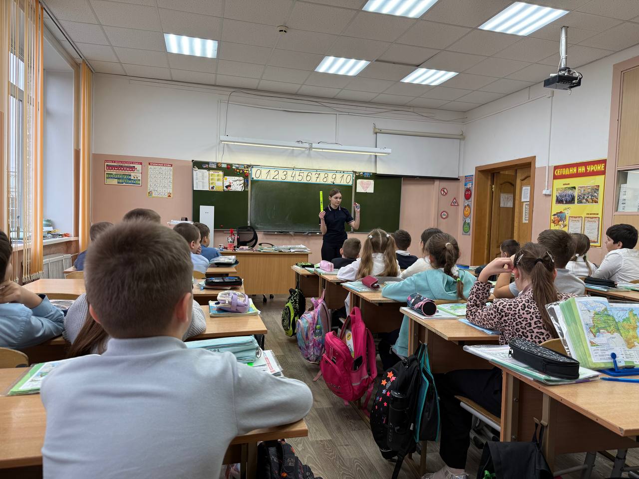 Сотрудники Госавтоинспекции встретились с учащимися средней школы № 34 города Твери Сотрудники Госавтоинспекции встретились с учащимися средней школы № 34 города Твери