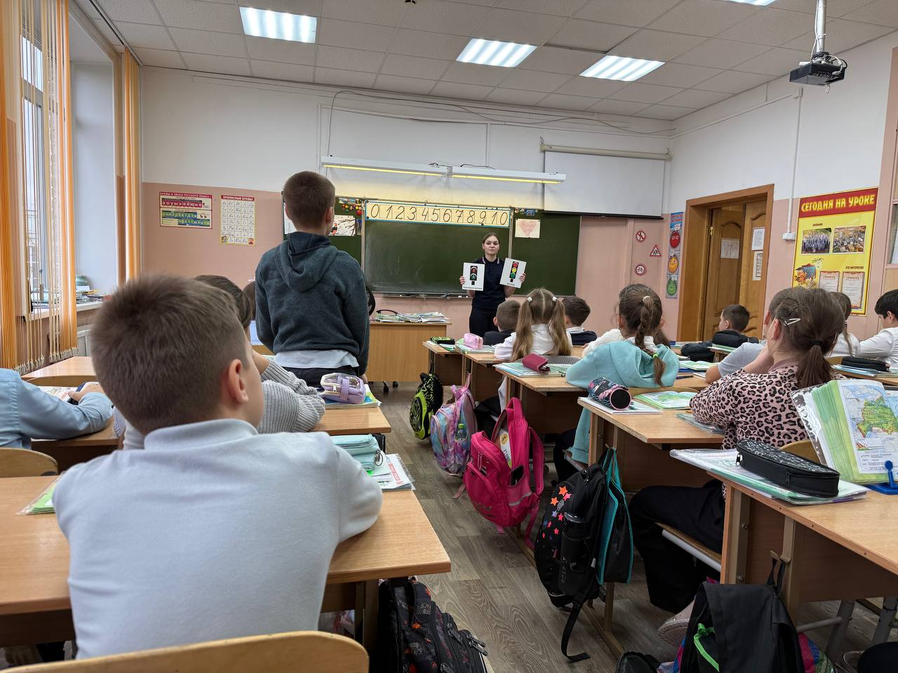 Сотрудники Госавтоинспекции встретились с учащимися средней школы № 34 города Твери Сотрудники Госавтоинспекции встретились с учащимися средней школы № 34 города Твери