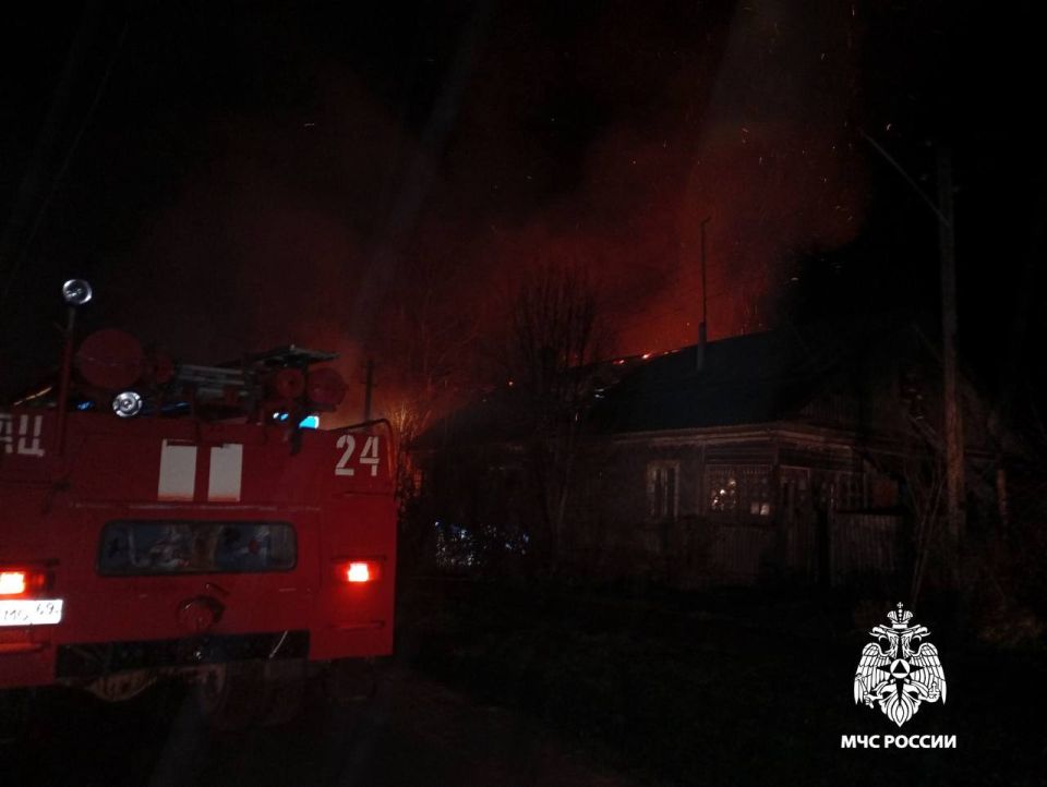 Возгорание жилого дома. Ночью сотрудники 24 ПСЧ ликвидировали пожар в одной из квартир трехквартирного жилого дома на улице Кирова в городе Белый