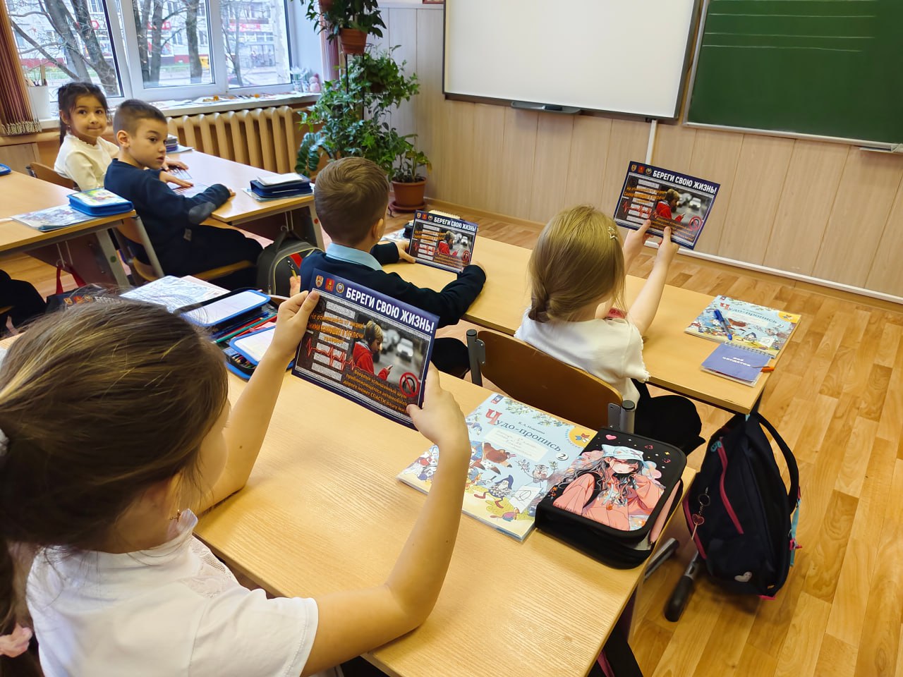 Сотрудники Госавтоинспекции встретились с учащимися начальных классов школы № 36 города Твери и провели занятия «Безопасность — это важно!» Сотрудники Госавтоинспекции встретились с учащимися начальных классов школы № 36 города Твери и провели занятия «Безопасность — это важно!»