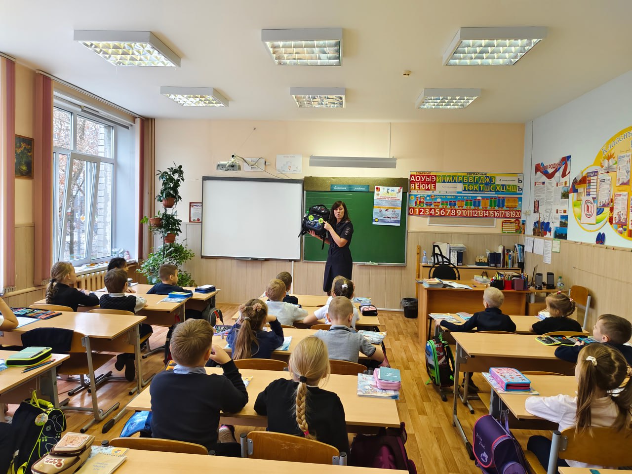 Сотрудники Госавтоинспекции встретились с учащимися начальных классов школы № 36 города Твери и провели занятия «Безопасность — это важно!» Сотрудники Госавтоинспекции встретились с учащимися начальных классов школы № 36 города Твери и провели занятия «Безопасность — это важно!»
