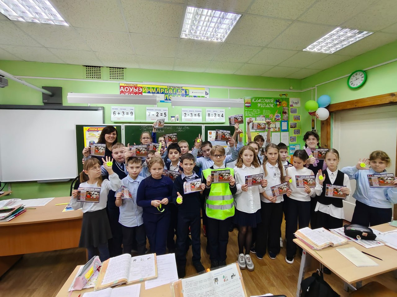 Сотрудники Госавтоинспекции встретились с учащимися начальных классов школы № 36 города Твери и провели занятия «Безопасность — это важно!»