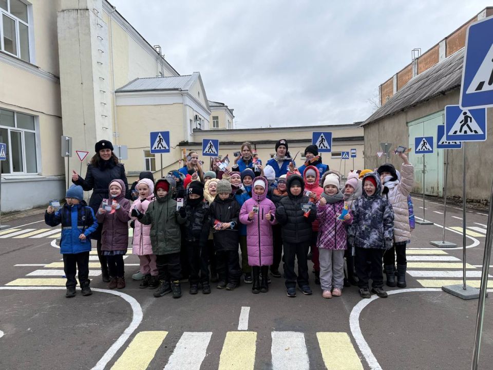 Сотрудники Госавтоинспекции города Твери совместно с отрядом ЮИД СОШ № 17 провели для первоклассников мероприятие «Грамотный пешеход»