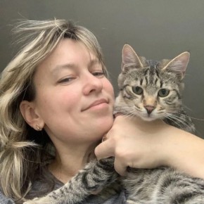 Сотрудница тверской полиции вне службы помогает бездомным животным