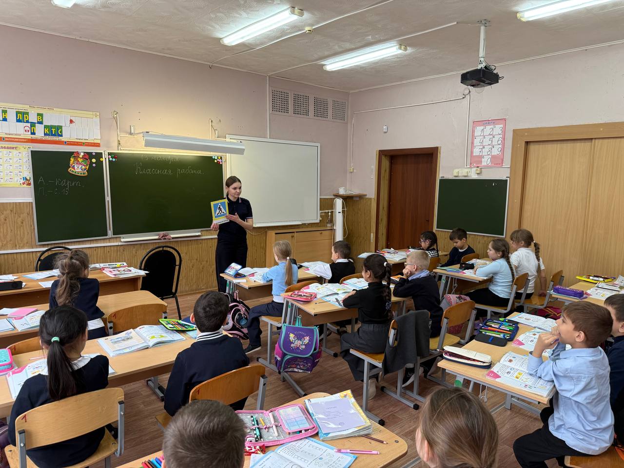 Сотрудники Госавтоинспекции встретились с учащимися начальных классов школы № 36 города Твери и провели занятия «Безопасность — это важно!» Сотрудники Госавтоинспекции встретились с учащимися начальных классов школы № 36 города Твери и провели занятия «Безопасность — это важно!»